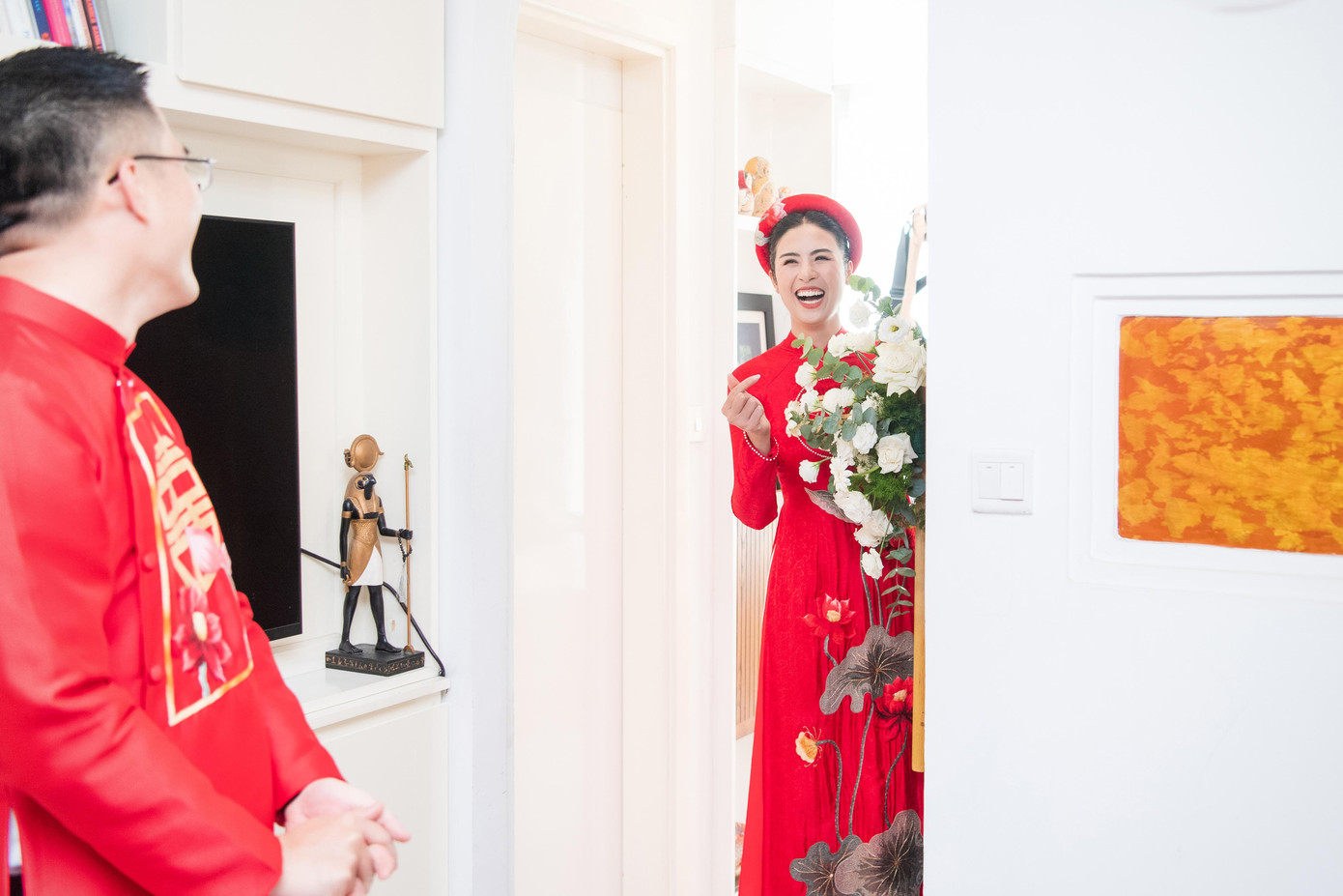 Khoảnh khắc cô dâu mở cửa sau khi chú rể hoàn thành các thử thách. Khoảnh khắc cô dâu mở cửa sau khi chú rể hoàn thành các thử thách.