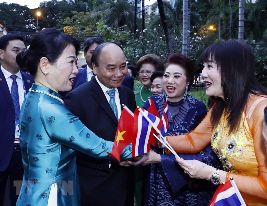 Chủ tịch nước Nguyễn Xuân Phúc đến thăm, gặp gỡ và nói chuyện với cán bộ, nhân viên Đại sứ quán, Tổng lãnh sự quán và kiều bào Việt Nam tại Thái Lan. (Ảnh: Thống Nhất/TTXVN)