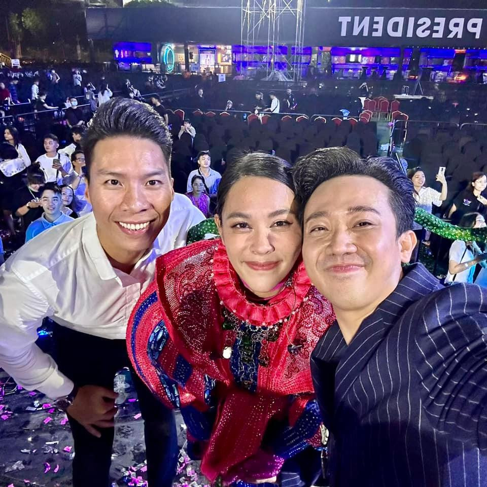 Trấn Thành chụp ảnh lưu niệm cùng một số ca sĩ trong chương trình Ca sĩ mặt nạ. Ảnh: FBNV. Trấn Thành chụp ảnh lưu niệm cùng một số ca sĩ trong chương trình Ca sĩ mặt nạ. Ảnh: FBNV.