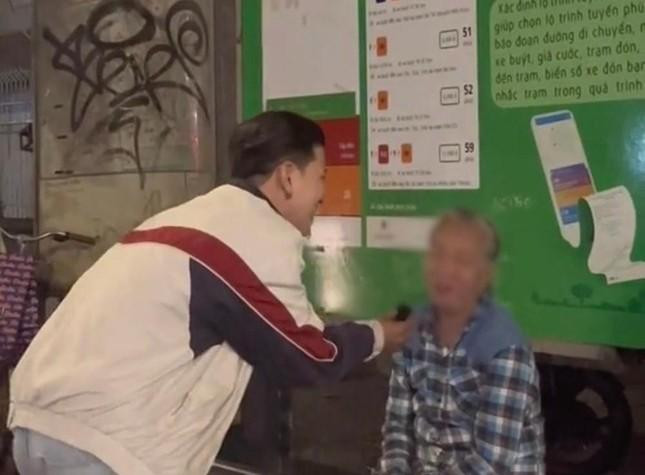 Hình ảnh chụp từ đoạn video của TikToker đang bị chỉ trích dữ dội trên mạng xã hội.