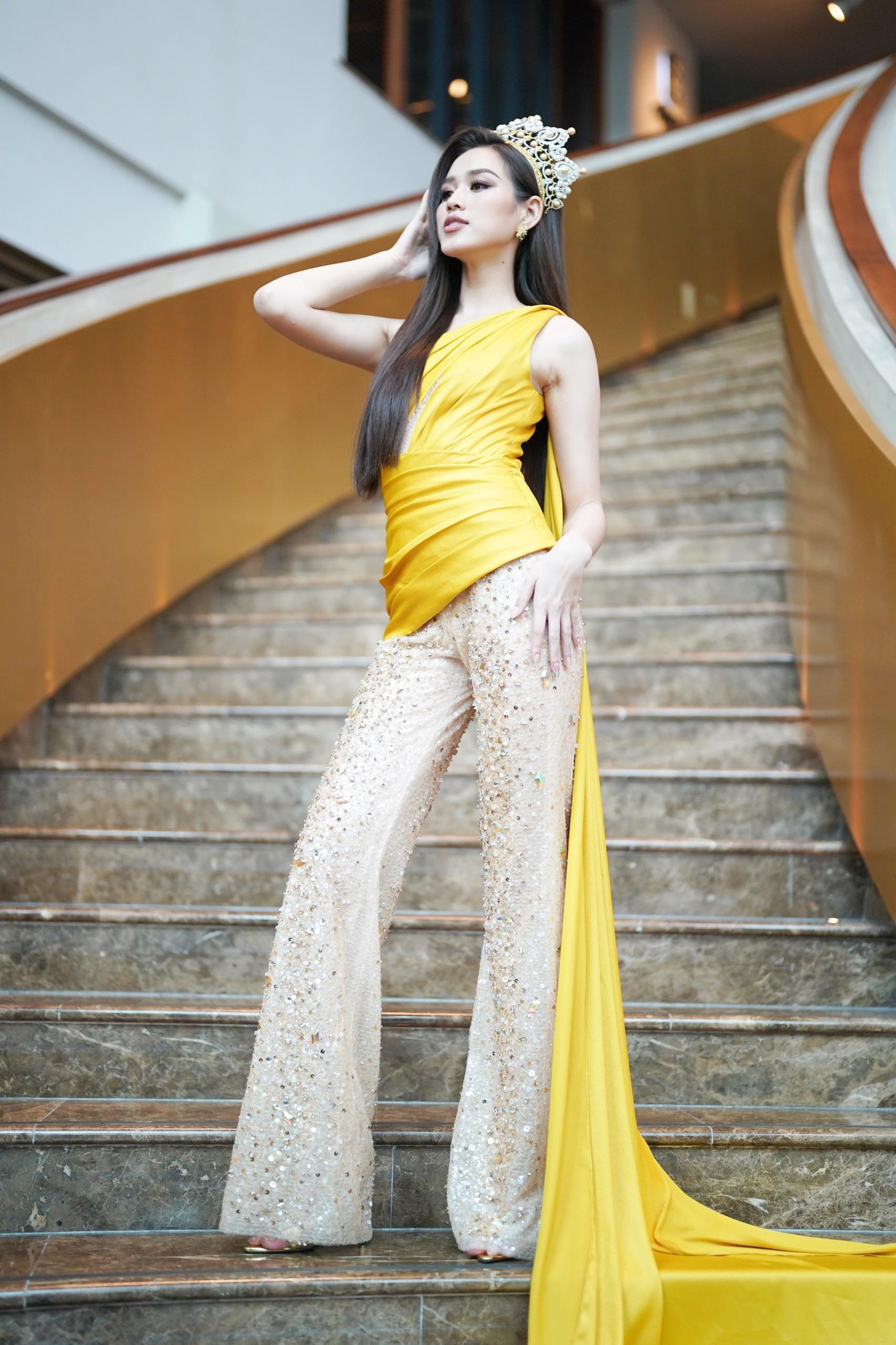 Sau 2 năm đăng quang, Hoa hậu Đỗ Thị Hà cho thấy sự trưởng thành trong tư duy và cả phong cách thời trang. Cô dần định hình được hình ảnh trong lòng người hâm mộ. Với thành tích Top 13 Miss World 2021, Đỗ Thị Hà được đánh giá có nhiệm kỳ thành công với cương vị Hoa hậu Việt Nam. ''Điều tiếc nuối nhất trong hai năm qua của tôi là ít thời gian. Tôi ước mình có nhiều thời gian để làm được nhiều điều hơn. Nhiệm kỳ của tôi ảnh hưởng Covid-19, 6 tháng không thể làm gì nhiều. 6 tháng tiếp theo, tôi phải chuẩn bị đi thi quốc tế, thời gian cống hiến cho hoạt động xã hội bị ít đi. Giờ đây tôi tự hào về hành trình của mình vì theo thời gian, ý chí của tôi được giũa mạnh mẽ hơn. Khi nhìn lại, tôi thấy mình trưởng thành hơn nhiều. Đó không là thành công ngày một, ngày hai mà đó là ý chí hàng ngày của tôi. Tôi hy vọng cô gái kế nhiệm tôi đủ mạnh mẽ để đảm nhận vương miện danh giá" - đương kim hoa hậu nói.