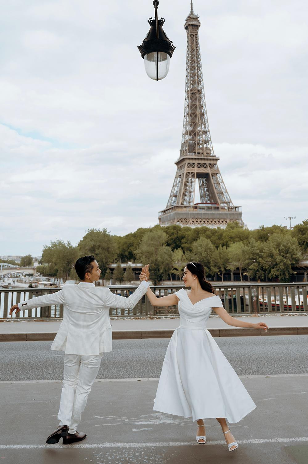 “Sau đó, mẹ Thi đưa ra điều kiện, cho phép chúng tôi quen nhau nhưng không được công khai. Mẹ Thi lo cô ấy có sinh được em bé nữa không vì bà muốn có cháu. Tôi nhỏ tuổi hơn, lại theo đuổi cô ấy nên mẹ không thích, còn cho người đi theo dõi 2 đứa, đi đâu cũng phải rất kỹ, phải đi cái giờ người nhà nghỉ ngơi chứ đâu được thoải mái hẹn hò”, Phan Hiển tâm sự. “Sau đó, mẹ Thi đưa ra điều kiện, cho phép chúng tôi quen nhau nhưng không được công khai. Mẹ Thi lo cô ấy có sinh được em bé nữa không vì bà muốn có cháu. Tôi nhỏ tuổi hơn, lại theo đuổi cô ấy nên mẹ không thích, còn cho người đi theo dõi 2 đứa, đi đâu cũng phải rất kỹ, phải đi cái giờ người nhà nghỉ ngơi chứ đâu được thoải mái hẹn hò”, Phan Hiển tâm sự.