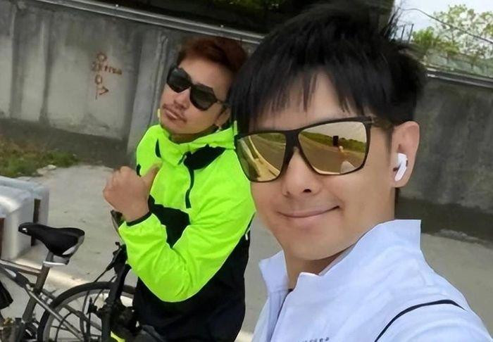 Lâm Chí Dĩnh đã có thể tự đạp xe. Ảnh: Sohu.