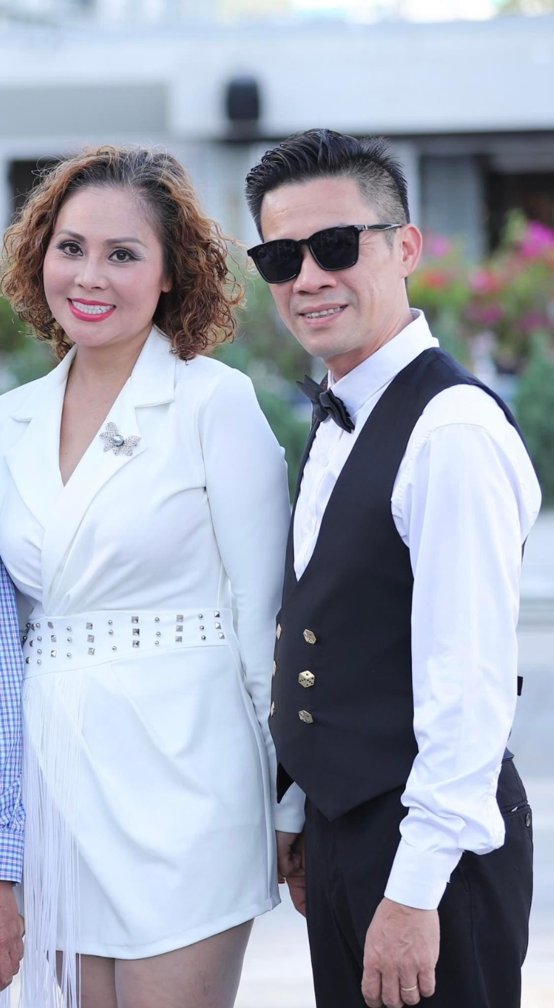 Nguyệt Thu cùng chồng là nghệ sĩ Tuấn Lộc.