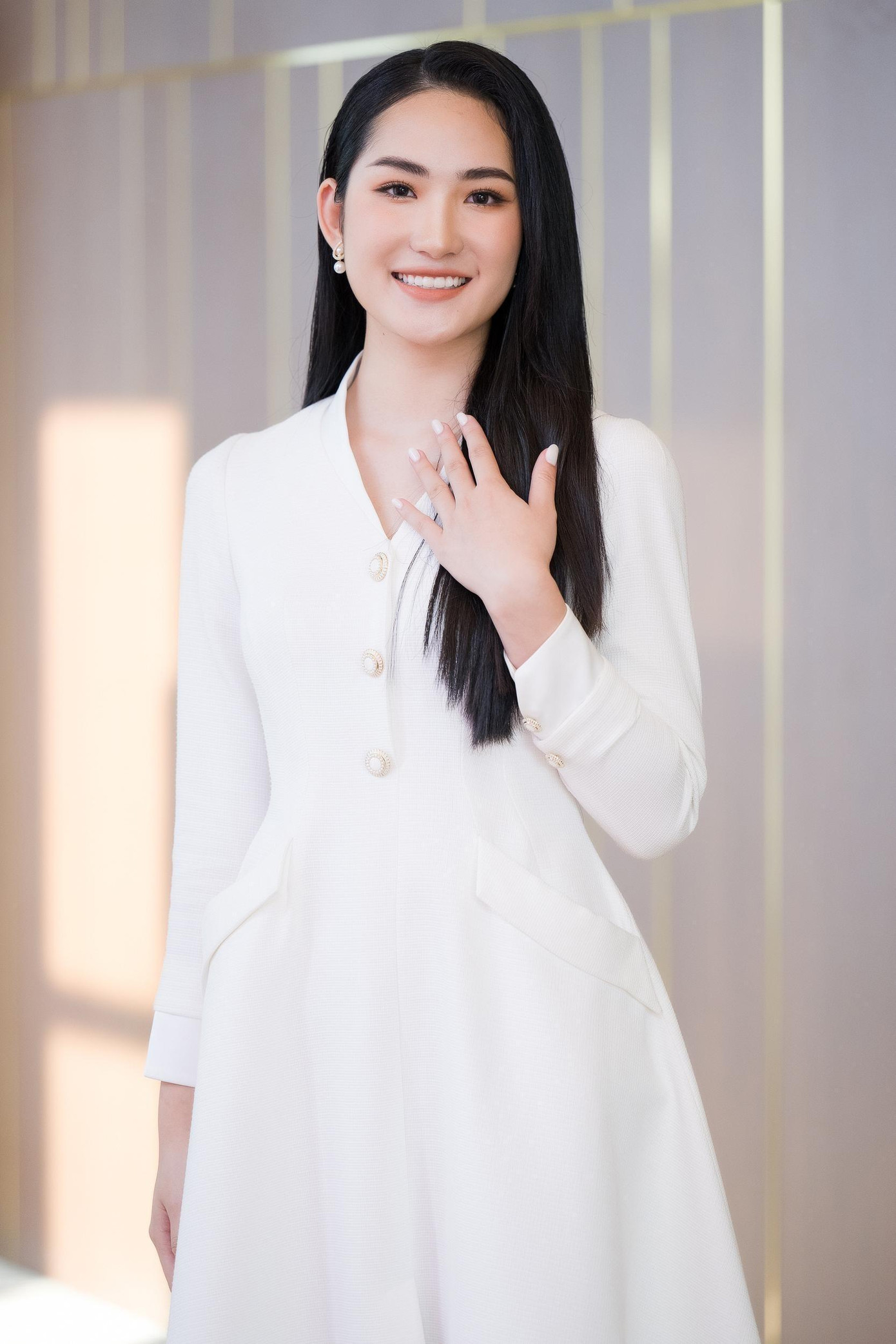 Thí sinh Nguyễn Lê Nhật Quỳnh sinh năm 2003, là sinh viên Đại học Kinh tế Quốc dân. Nhật Quỳnh cho biết đã chuẩn bị kỹ lưỡng từ hình ảnh đến kiến thức cho cuộc thi Hoa hậu Việt Nam năm nay. Cô học catwalk, ứng xử, tập gym để bổ trợ kỹ năng của mình... Nhật Quỳnh đạt thành tích IELTS 6.5. Nhật Quỳnh cho biết thời điểm cô quyết tâm dự thi Hoa hậu Việt Nam là khoảnh khắc xem chung kết Hoa hậu Hòa bình 2021 và sự lên ngôi của Nguyễn Thúc Thùy Tiên.