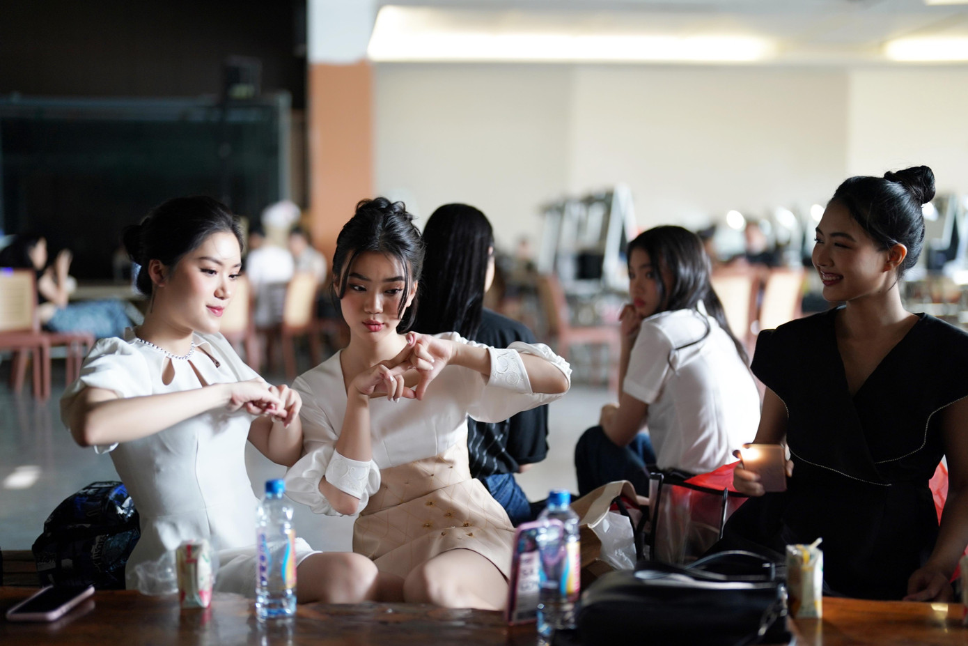 Mới vào nhà chung nhưng nhiều thí sinh Hoa hậu Việt Nam nhanh chóng làm quen và xây dựng tình bạn mới trong cuộc thi. Trong những khoảnh khắc hậu trường, các cô gái cùng nhau chụp ảnh selfie, chia sẻ kinh nghiệm mà mình có.