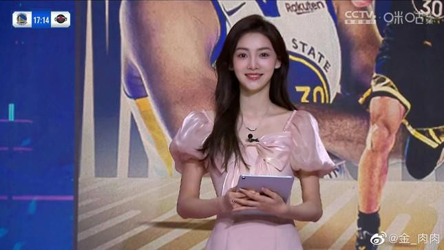 Kim Giai Duyệt có chiều cao 1,71 m, cân nặng 55 kg. Cô thường dẫn các giải bóng rổ nhà nghề. Ảnh: Weibo.