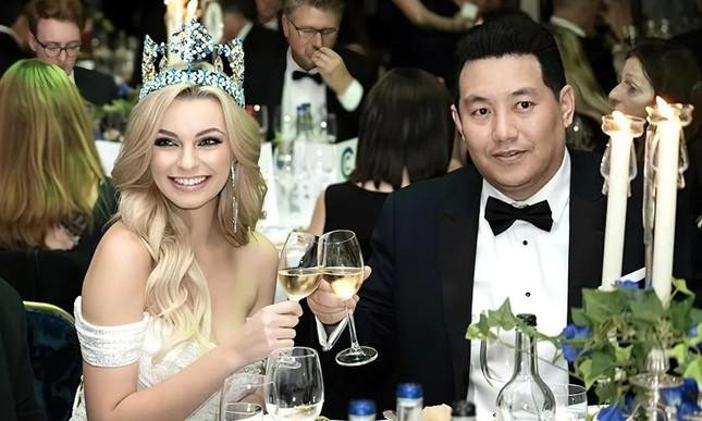 Đương kim Hoa hậu Thế giới 2021 Karolina Bielawska và doanh nhân Dipendra Gurung - đồng chủ sở hữu mới của Miss World. Ảnh: Angelopedia.
