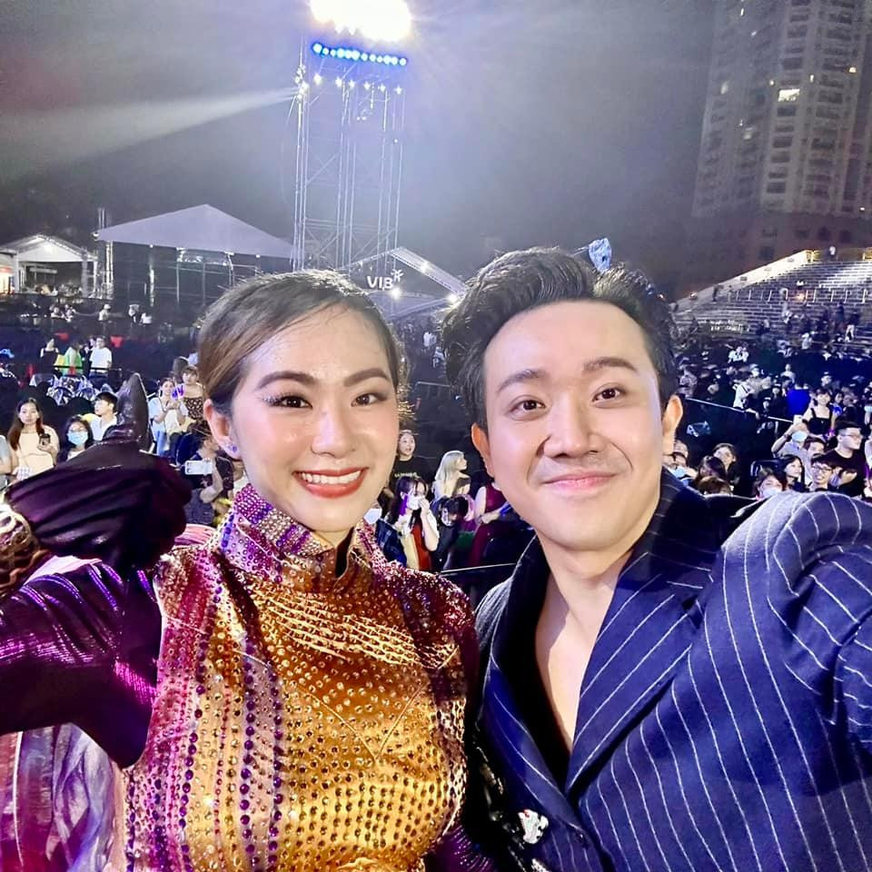 Trấn Thành chụp ảnh lưu niệm cùng một số ca sĩ trong chương trình Ca sĩ mặt nạ. Ảnh: FBNV. Trấn Thành chụp ảnh lưu niệm cùng một số ca sĩ trong chương trình Ca sĩ mặt nạ. Ảnh: FBNV.