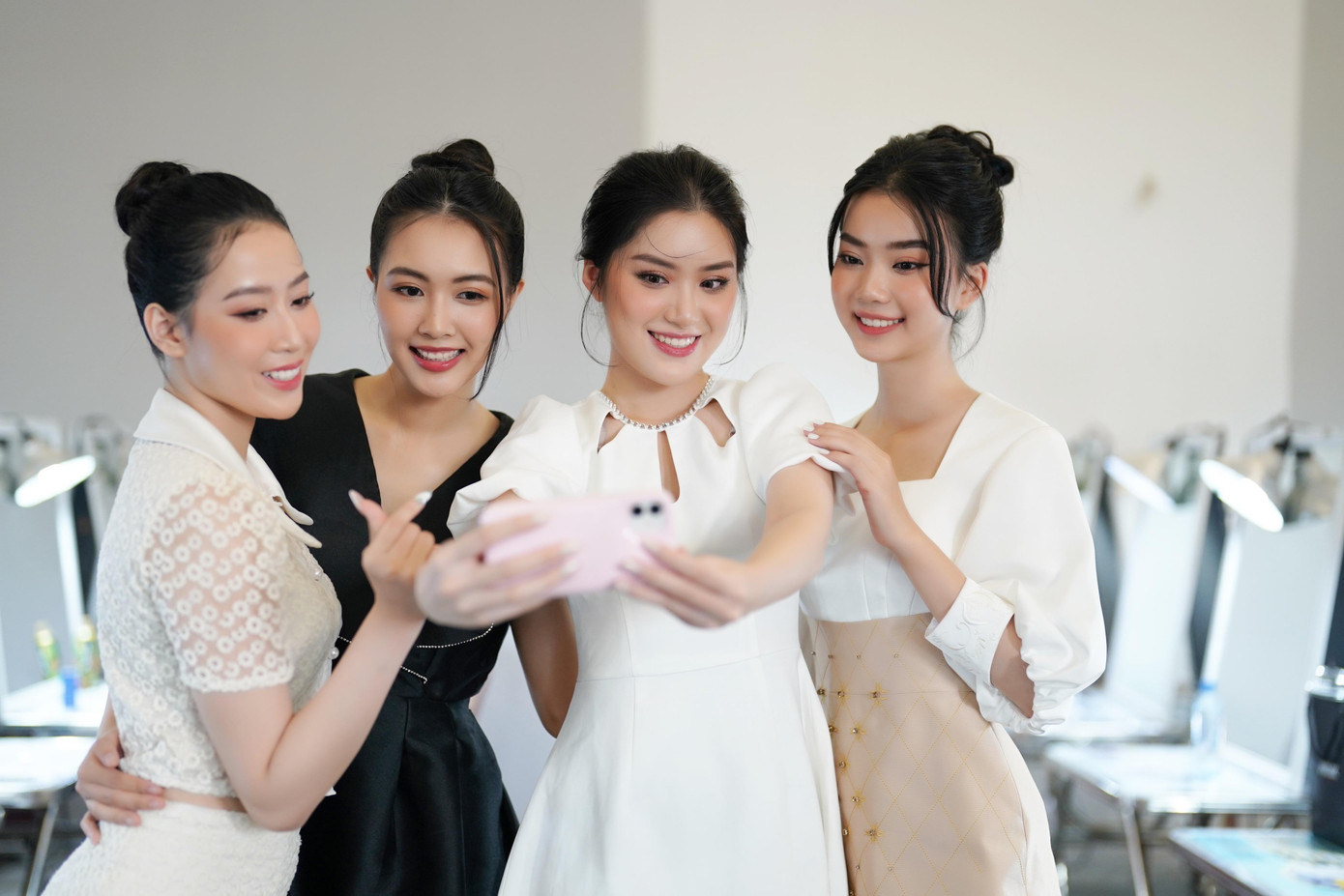 Vòng chung khảo toàn quốc Hoa hậu Việt Nam diễn ra từ ngày 9/11 đến 26/11. Các cô gái xuất sắc tiếp tục được gọi tên vào vòng chung kết.