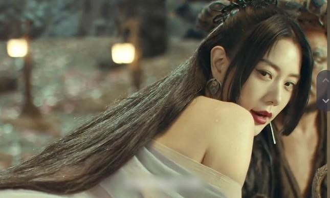 Họa bì âm dương vẫn đi theo lối mòn khoe thân của các diễn viên nữ để thu hút khán giả.