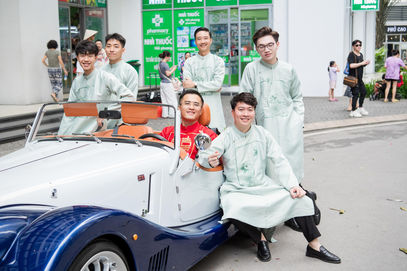 Sau lễ ăn hỏi sáng 27/11, chú rể Phạm Phú Đạt thực hiện nghi lễ rước dâu vào trưa cùng ngày. Anh lái xe Morgan đời mới phong cách cổ điển đến đón Ngọc Hân. Sau lễ ăn hỏi sáng 27/11, chú rể Phạm Phú Đạt thực hiện nghi lễ rước dâu vào trưa cùng ngày. Anh lái xe Morgan đời mới phong cách cổ điển đến đón Ngọc Hân.