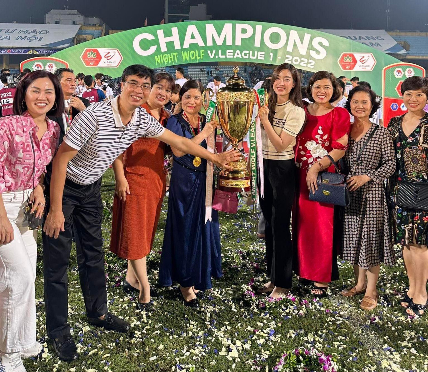 Hoa hậu Đỗ Mỹ Linh xuống sân ăn mừng ngôi vô địch của CLB Hà Nội. Hoa hậu Đỗ Mỹ Linh xuống sân ăn mừng ngôi vô địch của CLB Hà Nội.