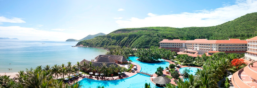 Đến với tổ hợp Vinpearl Nha Trang, các gôn thủ có thể kết hợp chinh phục golf và nghỉ dưỡng cùng gia đình tại khách sạn Vinpearl Resort Nha Trang tiêu chuẩn 5 sao đầy tiện nghi, được mệnh danh là “thiên đường du lịch” của Việt Nam