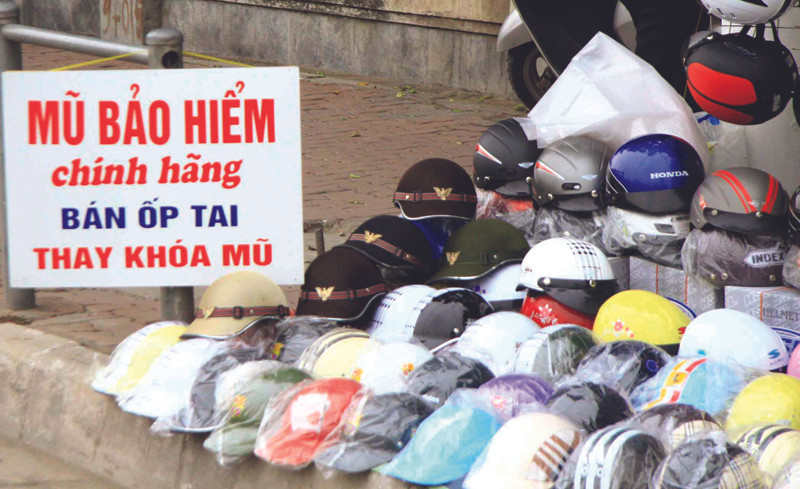 Liệu người tiêu dùng có đủ thông thái để phát hiện mũ thật, giả? Ảnh: PV