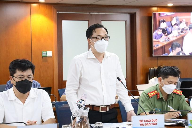 Ông Trịnh Duy Trọng (đứng) trả lời báo chí chiều 21/2 Ông Trịnh Duy Trọng (đứng) trả lời báo chí chiều 21/2