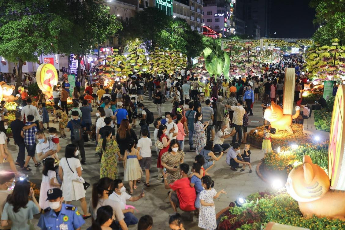 Người dân tham quan Đường hoa Nguyễn Huệ trong dịp Tết