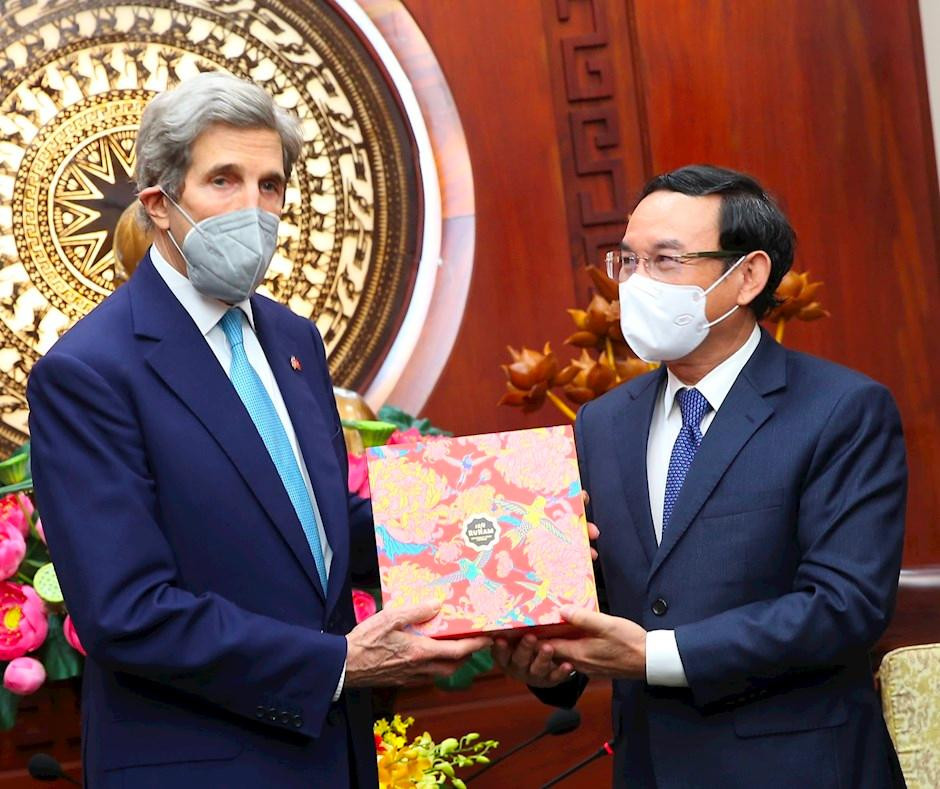 Bí thư Thành uỷ TPHCM Nguyễn Văn Nên tặng quà cho Đặc phái viên của Tổng thống Hoa Kỳ John Kerry. Ảnh: Thành uỷ TPHCM