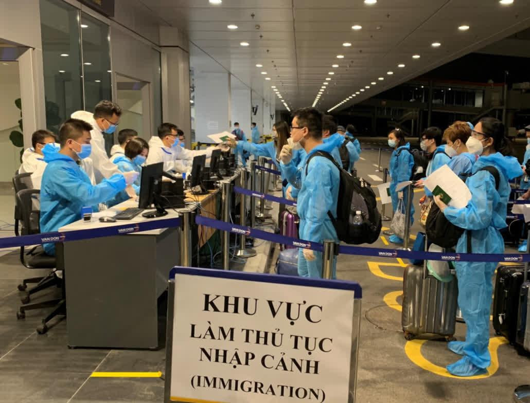 Người từ nước ngoài làm thủ tục nhập cảnh vào TPHCM tại sân bay quốc tế Tân Sơn Nhất