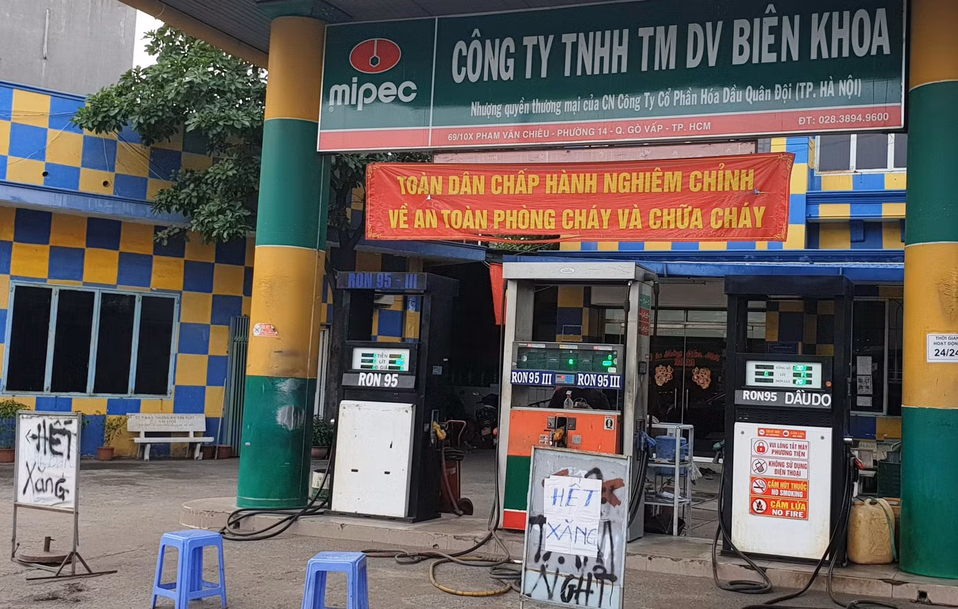 Một trạm xăng dầu ở TPHCM treo bảng "hết xăng"