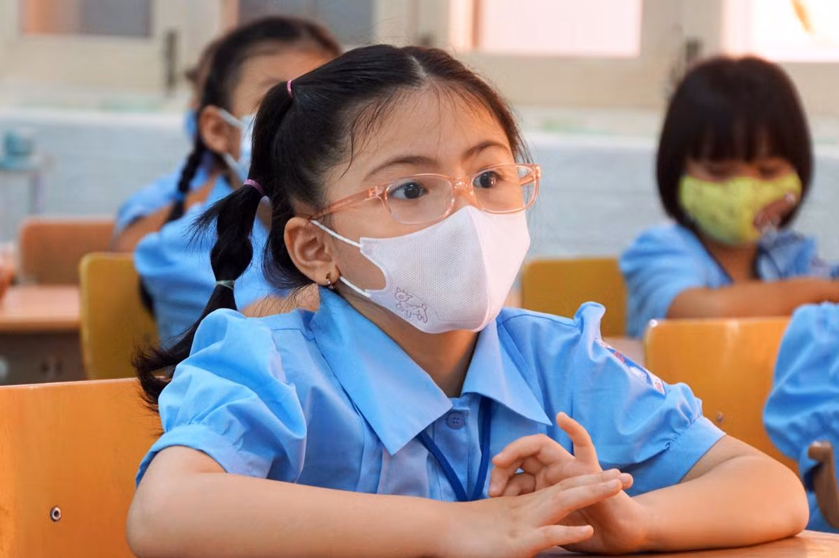 Học sinh tiểu học TPHCM trở lại trường học trực tiếp sau đợt nghỉ Tết nhưng hầu hết các em chưa được chích ngừa vắc xin phòng COVID-19