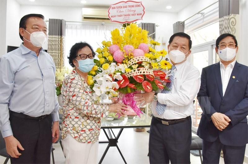 Trưởng Ban Tuyên giáo Trung ương Nguyễn Trọng Nghĩa tặng hoa chúc mừng nguyên Bộ trưởng Bộ Y tế Trần Thị Trung Chiến. Ảnh: Thành uỷ TPHCM Trưởng Ban Tuyên giáo Trung ương Nguyễn Trọng Nghĩa tặng hoa chúc mừng nguyên Bộ trưởng Bộ Y tế Trần Thị Trung Chiến. Ảnh: Thành uỷ TPHCM