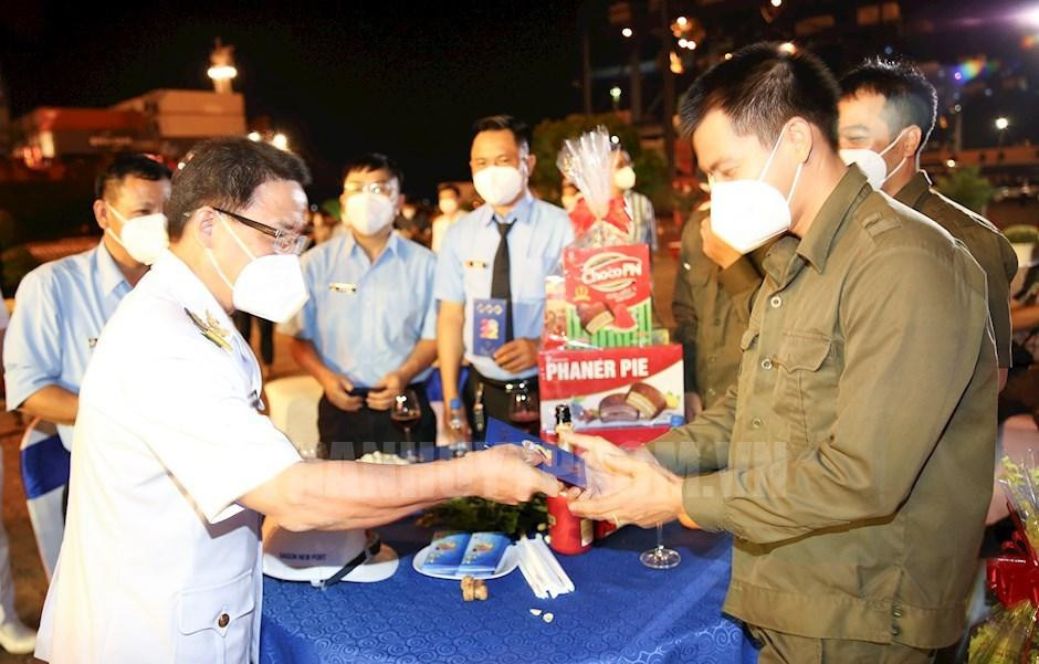 Trao tiền lì xì đầu năm cho cán bộ nhân viên làm việc trong đêm giao thừa