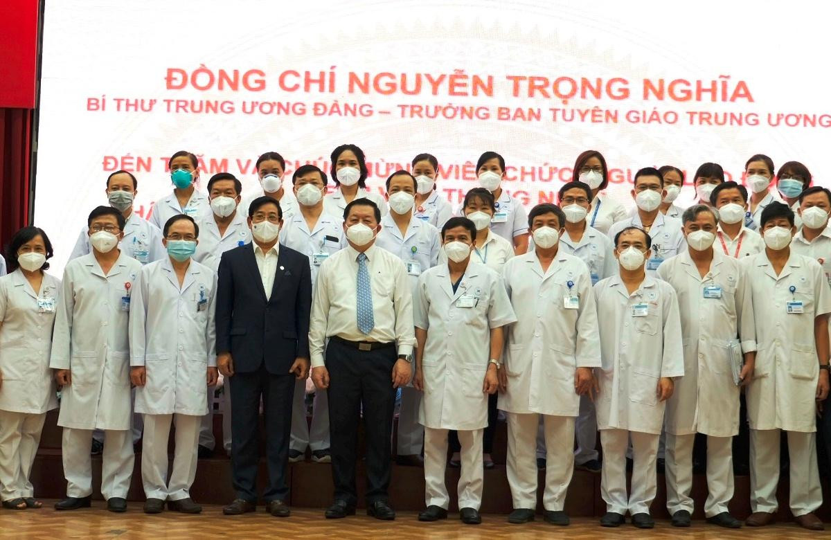 Trưởng Ban Tuyên giáo Trung ương Nguyễn Trọng Nghĩa cùng đội ngũ các y bác sỹ, nhân viên y tế Bệnh viện Thống Nhất Trưởng Ban Tuyên giáo Trung ương Nguyễn Trọng Nghĩa cùng đội ngũ các y bác sỹ, nhân viên y tế Bệnh viện Thống Nhất