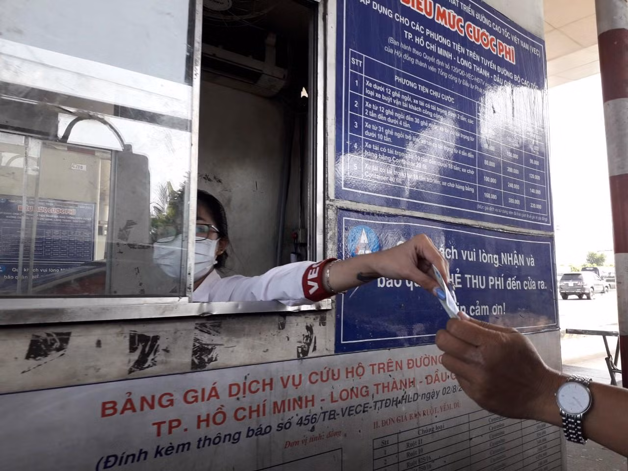 Nhân viên thu phí đưa kẹo, thay vì phải trả lại khoản tiền thừa 1000 - 2000 đồng cho các tài xế