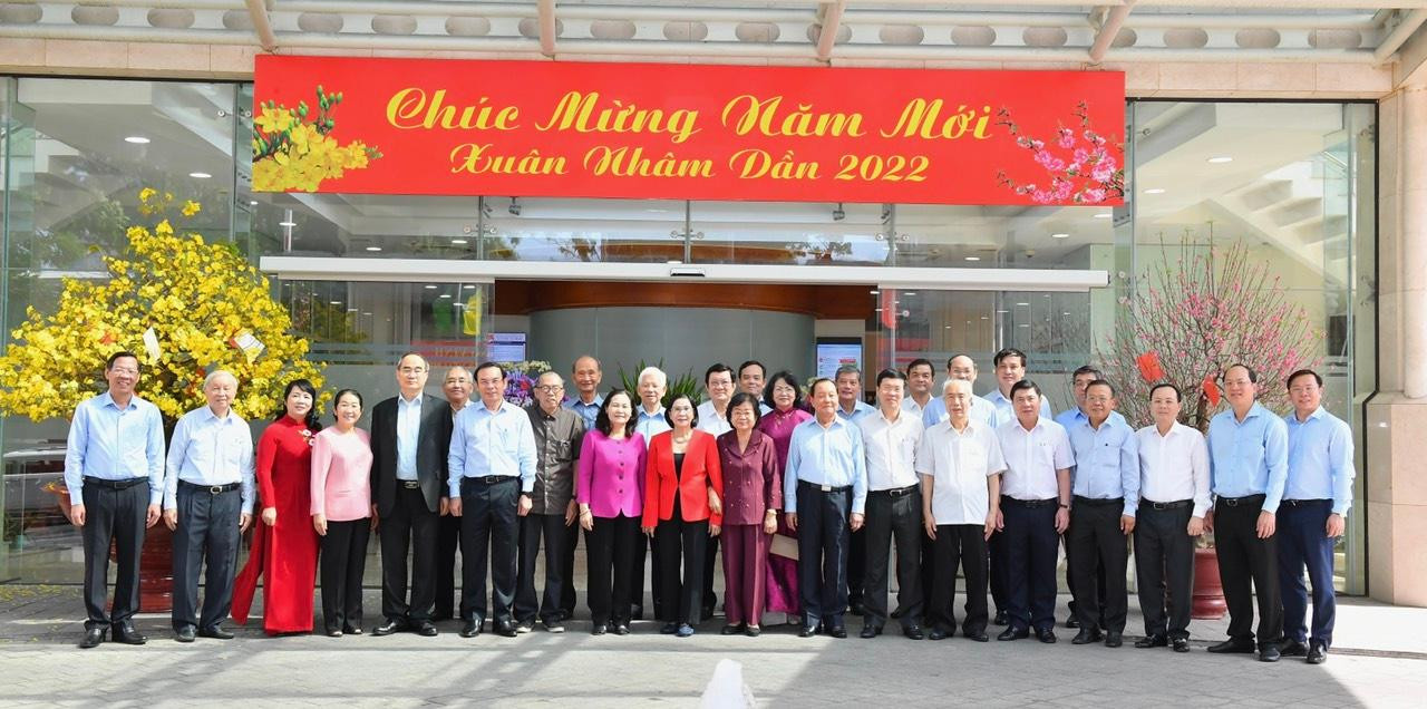 Lãnh đạo TPHCM chụp ảnh lưu niệm với các lãnh đạo, nguyên lãnh đạo Đảng, Nhà nước và TPHCM