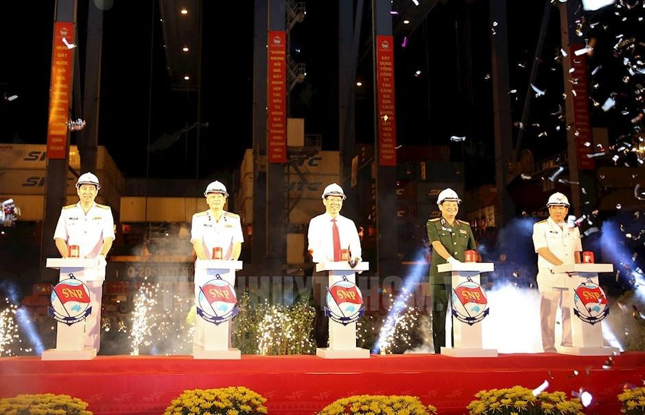 Chủ tịch UBND TPHCM Phan Văn Mãi và lãnh đạo Bộ GTVT phát lệnh làm hàng đầu Xuân Nhâm Dần. Ảnh: Thành uỷ TPHCM