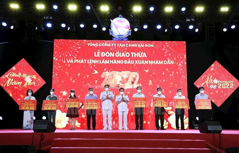Lãnh đạo Tổng công ty Tân Cảng Sài Gòn trao tiền ủng hộ Quỹ &quot;Vì người nghèo&quot; cho các địa phương
