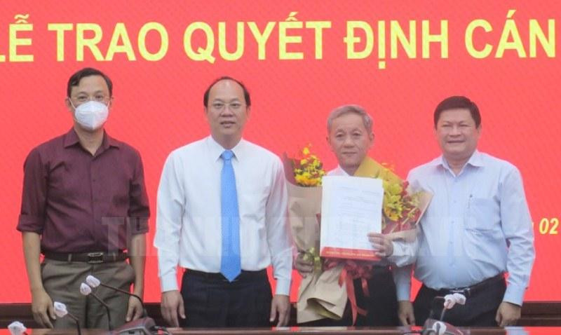 Ông Nguyễn Văn Nam (thứ 2 từ phải sang) nhận quyết định bổ nhiệm của Ban Bí thư. Ảnh: Thành uỷ TPHCM Ông Nguyễn Văn Nam (thứ 2 từ phải sang) nhận quyết định bổ nhiệm của Ban Bí thư. Ảnh: Thành uỷ TPHCM