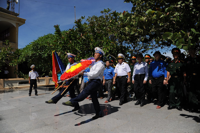 Đoàn Hành trình tới viếng Đài tưởng niệm các liệt sỹ đã hy sinh vì chủ quyền biển, đảo thiêng liêng của Tổ quốc 