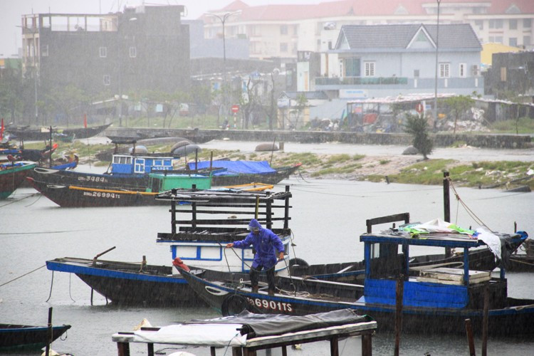 Các chủ phương tiện tranh thủ di chuyển tàu thuyền ra khỏi khu neo đậu