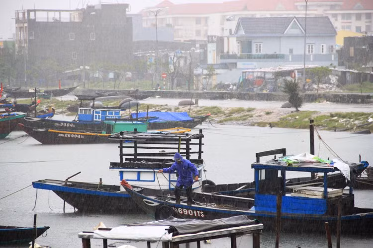 Các chủ phương tiện tranh thủ di chuyển tàu thuyền ra khỏi khu neo đậu
