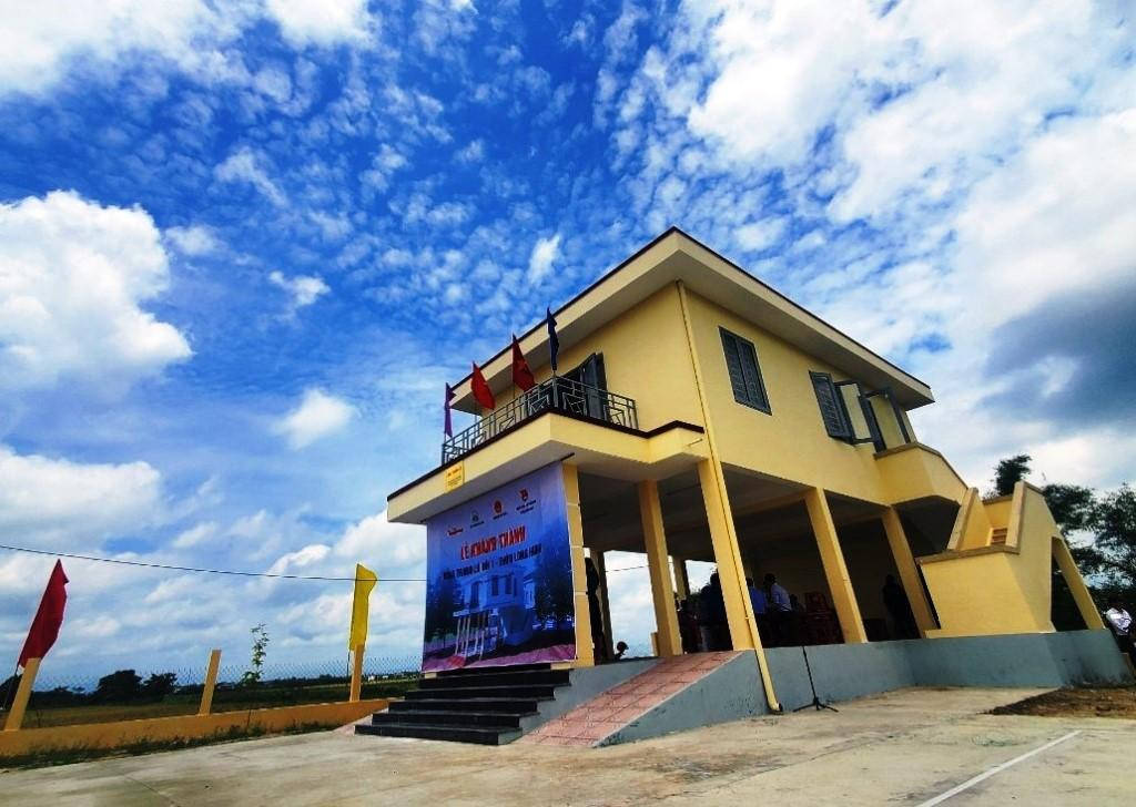 Công trình gồm hai tầng. Tầng một có nền được tôn cao; ngày thường sẽ được sử dụng vào các sinh hoạt cộng đồng. Khi xảy ra lũ lụt sẽ là nơi tránh lũ của gia súc, gia cầm. Tầng 2 là một phòng rộng khép kín; ngày thường sử dụng làm nơi hội họp, thư viện...; khi có lũ lớn sẽ được sử dụng làm nơi tránh lũ cho người dân quanh vùng. Chiều cao của tầng hai được xây dựng trên mực nước lũ lịch sử tại khu vực này. Khuôn viên của công trình còn có sân bóng chuyền.