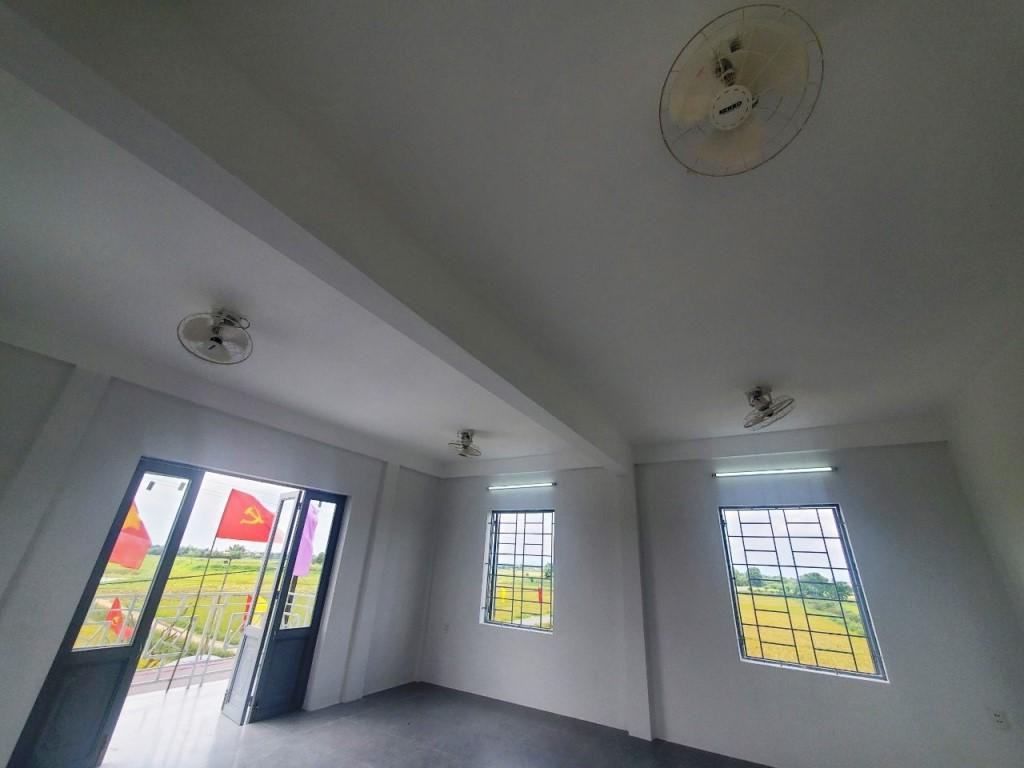 Công trình được lắp đặt các thiết bị điện cơ bản như quạt, bóng điện