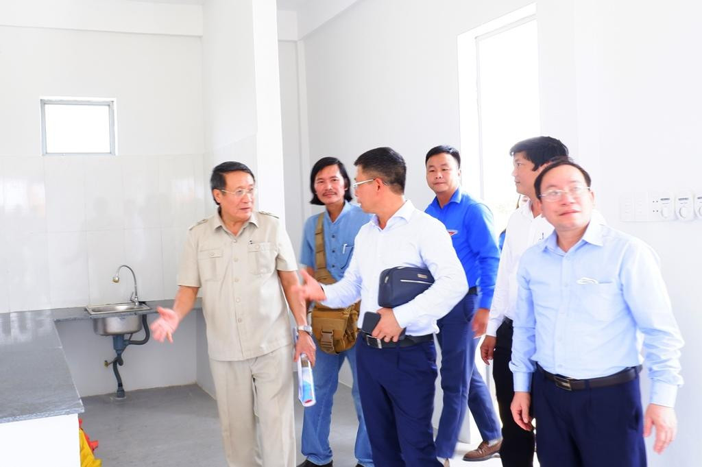 Các đại biểu tham quan tầng 2 nhà văn hóa kiêm nhà tránh lũ