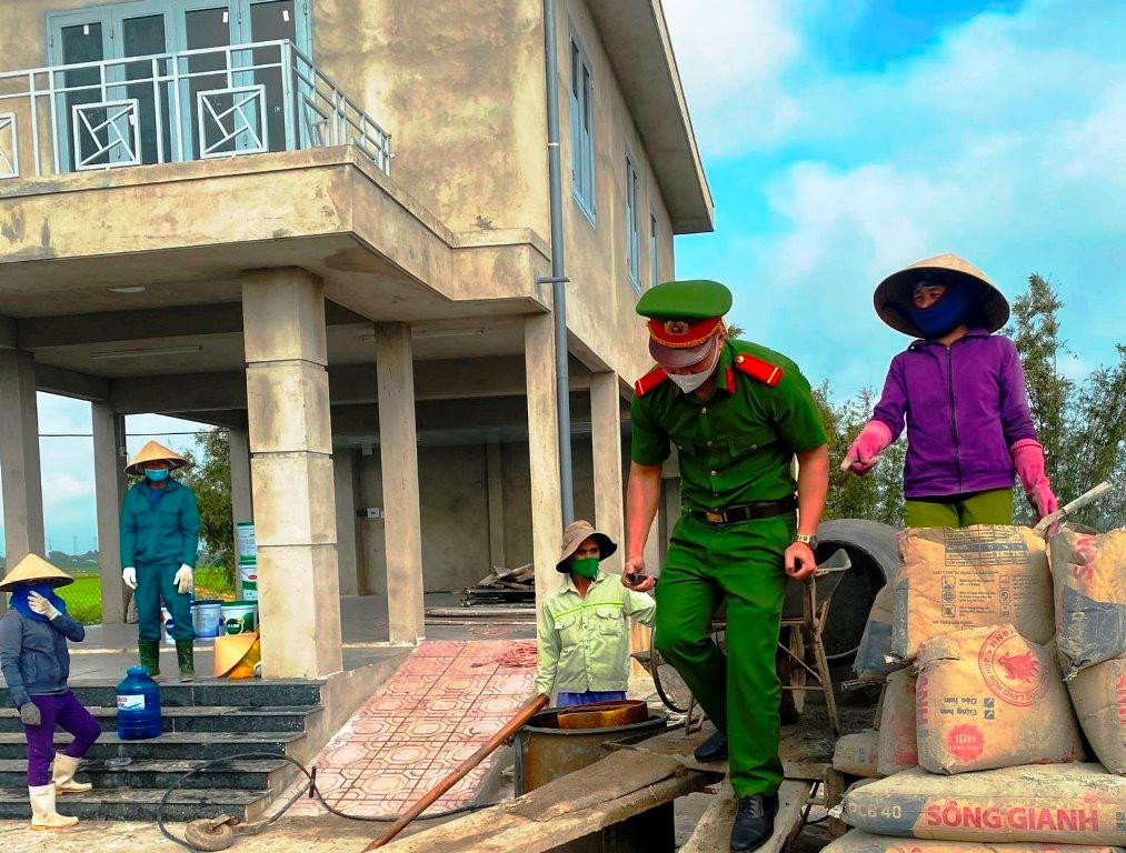 Một chiến sỹ công an huyện Hải Lăng tham gia đổ bê tông tại công trình