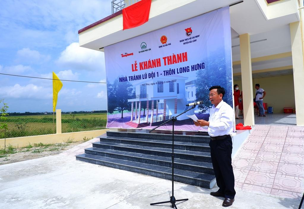 Trong ảnh, ông Nguyễn Nhạc, Chủ tịch UBND xã Hải Phú phát biểu về ý nghĩa nhân văn của công trình. "Công trình được Tập đoàn Phúc Sơn tài trợ 500 triệu đồng thông qua báo Tiền Phong. Xã đối ứng 400 triệu đồng và hơn 100 triệu đồng khác bằng ngày công của đoàn viên thanh niên và đóng góp cây cối của người dân. Đây là công trình thiết thực, nhân văn. Bà con từ nay có một nhà văn hóa khang trang sử dụng hàng ngày và không còn ám ảnh lo lắng khi lũ lụt về" - ông Nhạc cho hay.