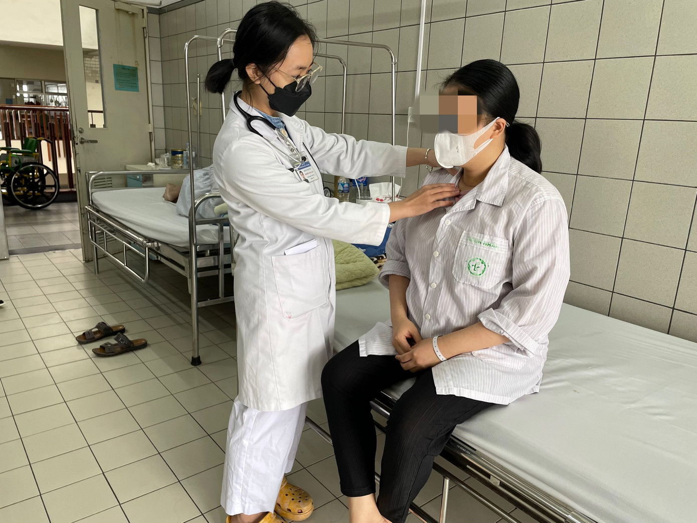 Chị Lan được bác sỹ kiểm tra sức khỏe sau quá trình điều trị. Ảnh: BV cung cấp