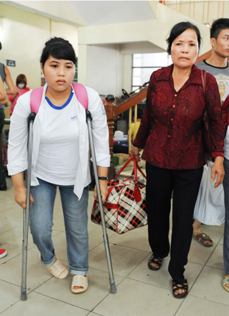 Bị bại liệt bẩm sinh, em Lê Thị Loan chống nạng đi thi ĐH. 