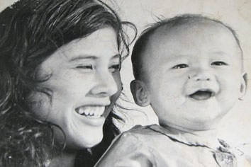 Diễn viên Thúy An và bé Thuận lúc đóng phim (chụp lại ảnh tư liệu). Diễn viên Thúy An và bé Thuận lúc đóng phim (chụp lại ảnh tư liệu)