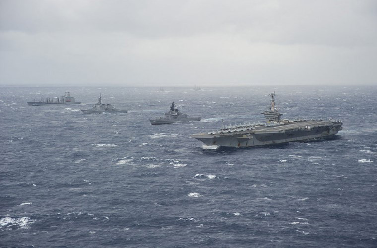 Các đội tàu chiến này cùng hợp thành tại khu vực gần đảo Okinawa trong điều kiện thời tiết xấu, có mưa, nhiều mây, biển động