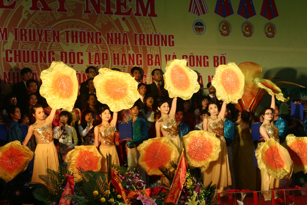 Tiết mục văn nghệ chào mừng lễ kỷ niệm. Tiết mục văn nghệ chào mừng lễ kỷ niệm