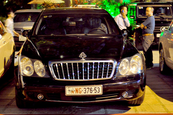 Và xe biển ngoại giao cũng có mặt