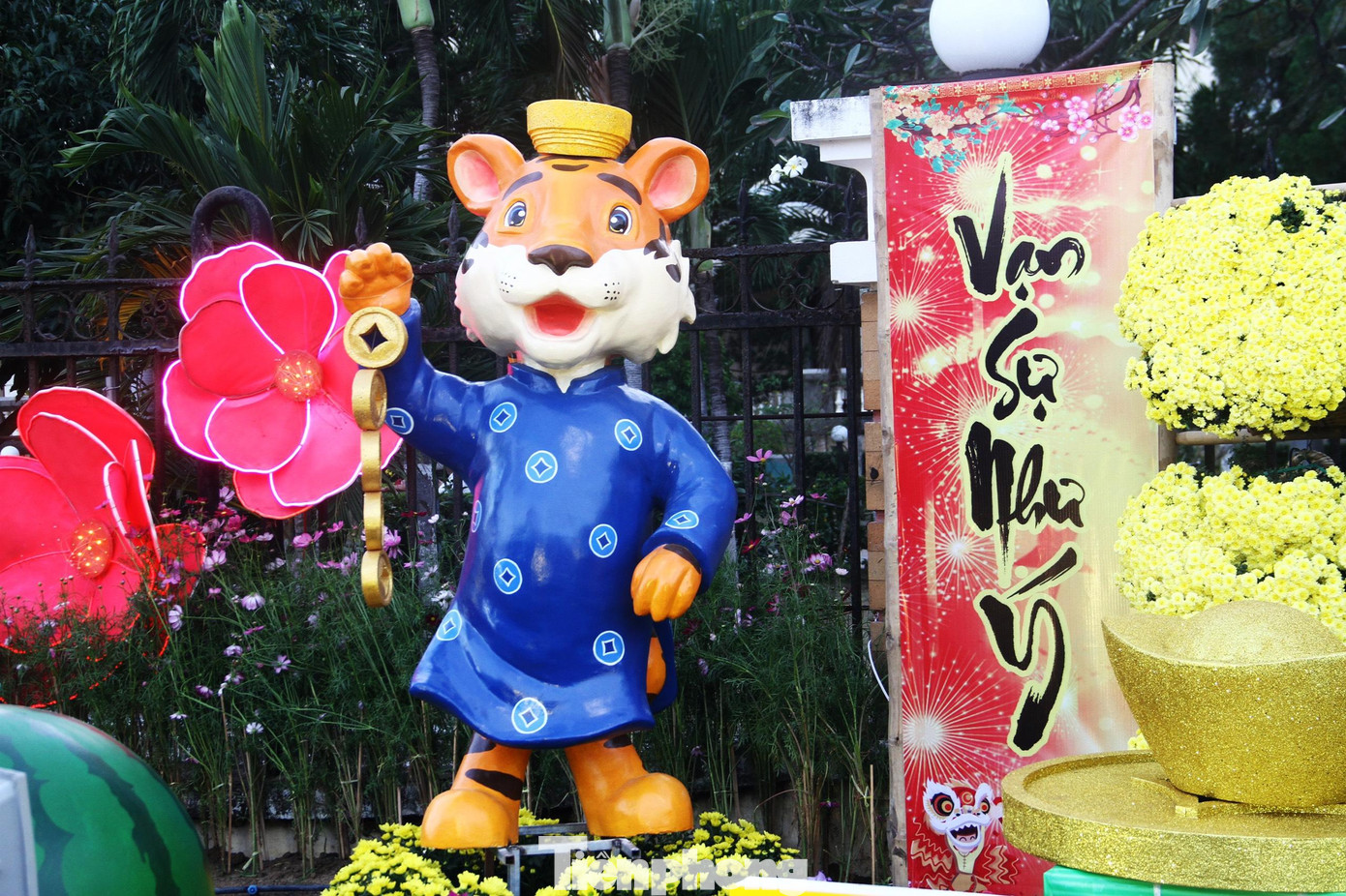 “Chúa sơn lâm” được tạo hình rất ngộ nghĩnh, đáng yêu mang đến ước mơ no ấm, đủ đầy cho vùng đất này.