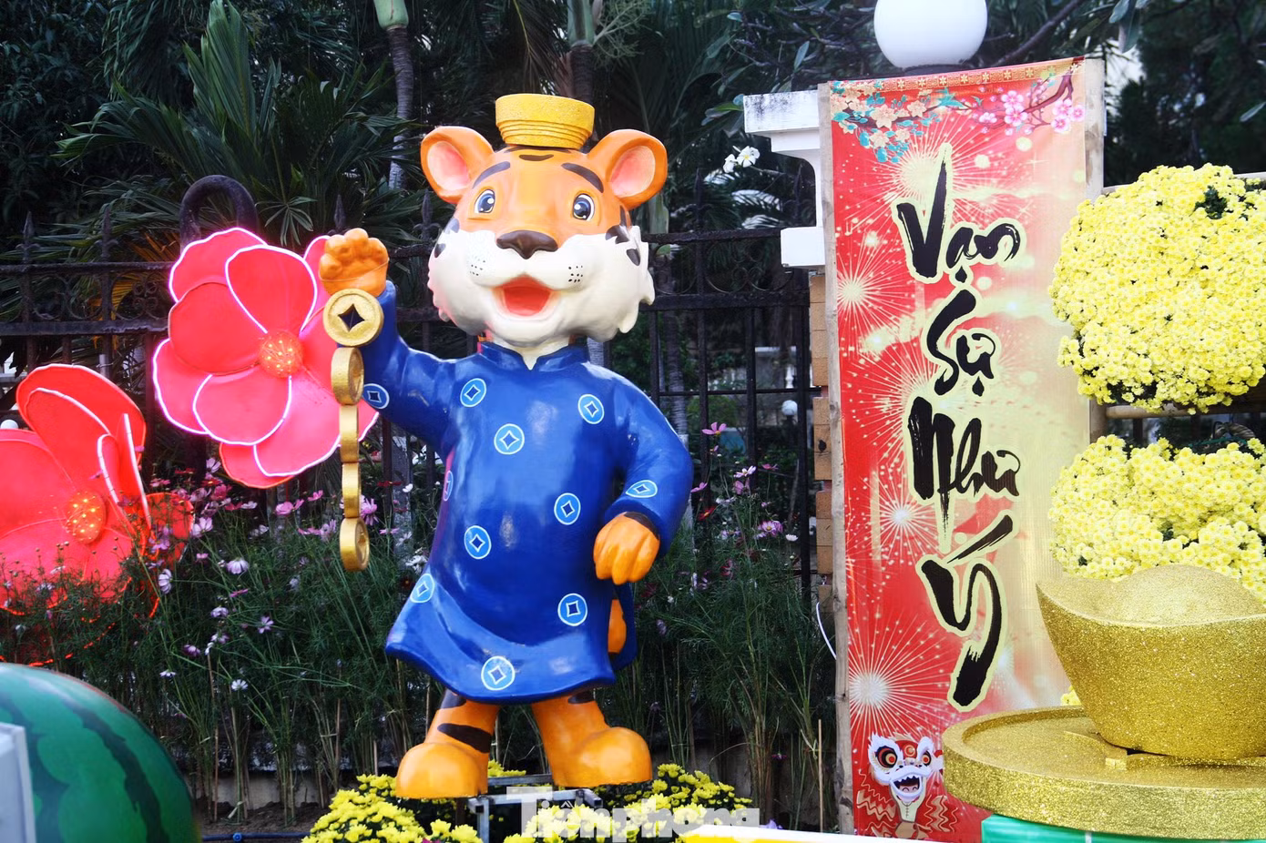 “Chúa sơn lâm” được tạo hình rất ngộ nghĩnh, đáng yêu mang đến ước mơ no ấm, đủ đầy cho vùng đất này.