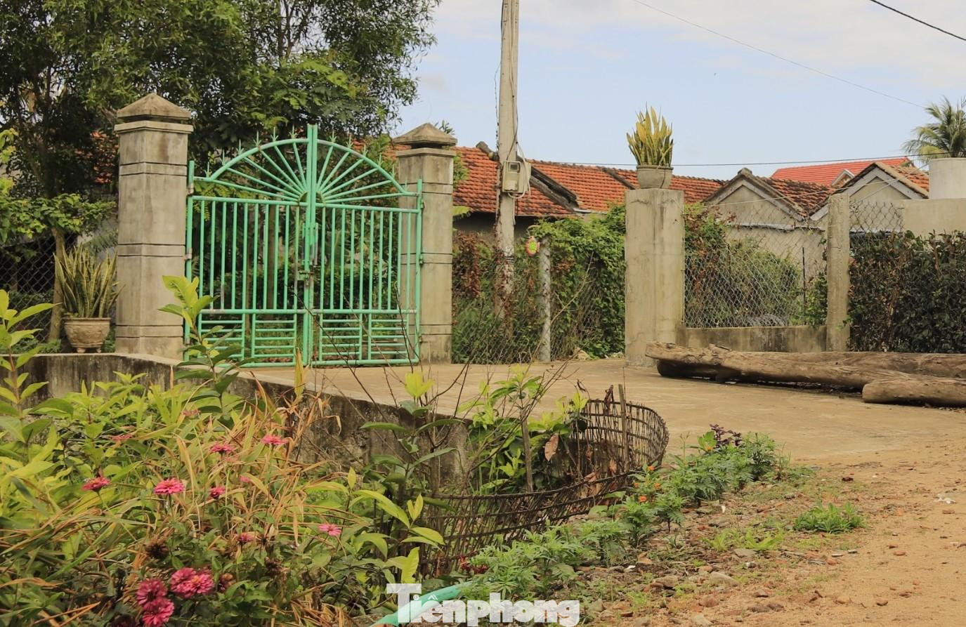 Cổng nhà bà Nhinh - hiện trường xảy ra vụ việc. Ảnh L.H